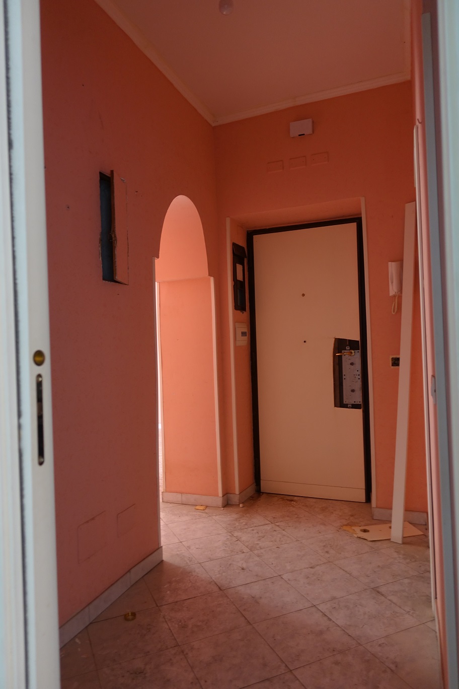 APPARTAMENTO INT.5 DI 3,5 VANI SENZA ASCENSORE E BALCONE. Dati Catastali [N.C.E.U.] cat.A/3, fg. 448, part. 228, sub. 20