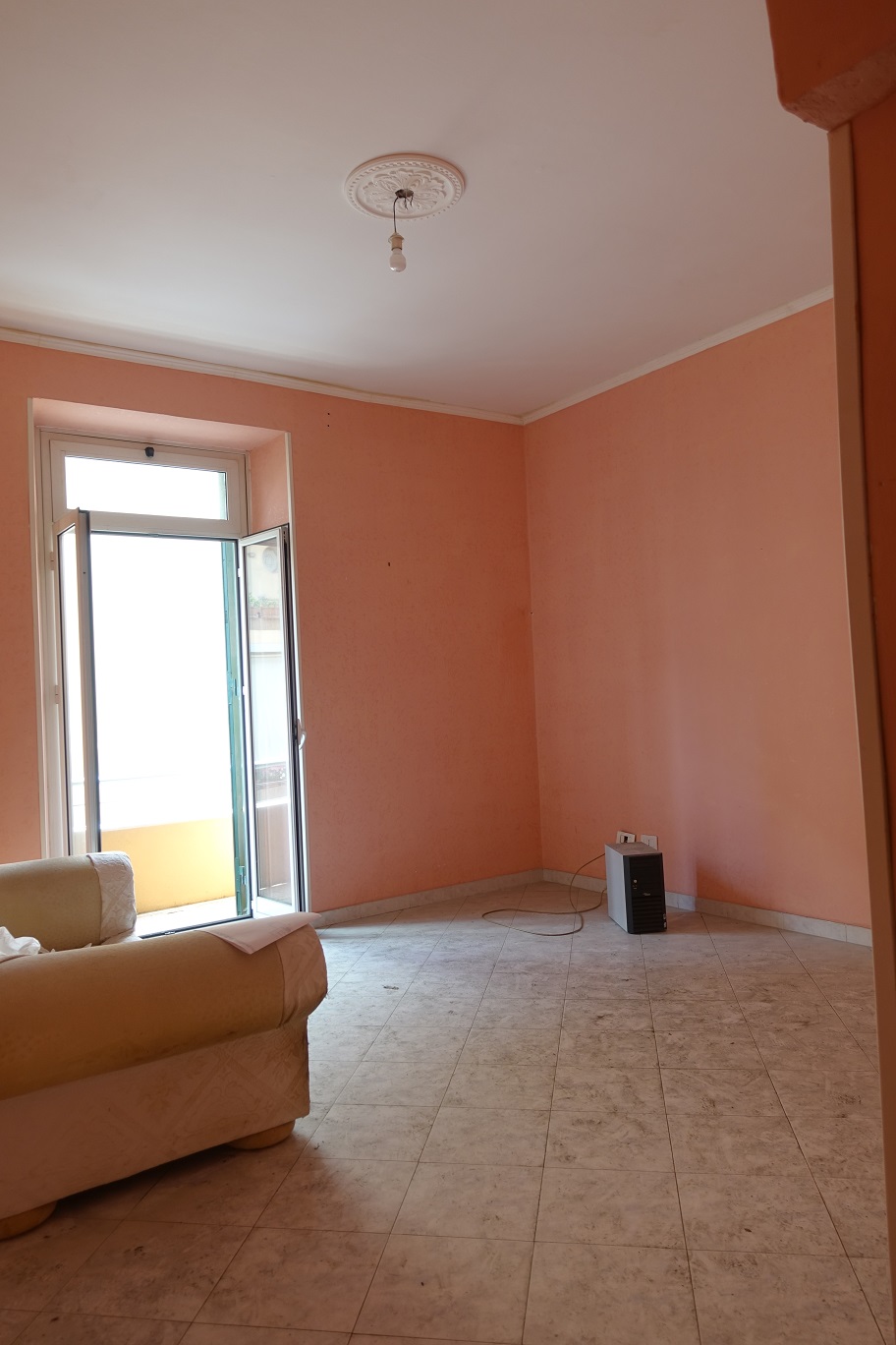 APPARTAMENTO INT.5 DI 3,5 VANI SENZA ASCENSORE E BALCONE. Dati Catastali [N.C.E.U.] cat.A/3, fg. 448, part. 228, sub. 20