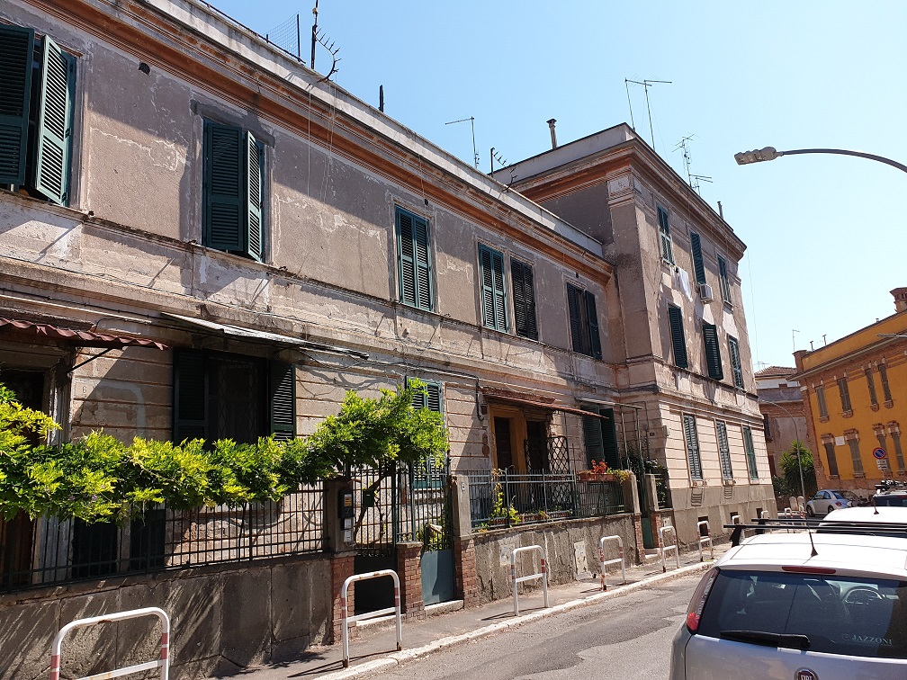 VILLINO CON ACCESSO INDIPENDENTE DI 9,5 VANI + pertinenziale GIARDINO/ SOLARIUM . Mq. 167. Identificativi catastali categoria categoria A7- foglio 519 part. 233