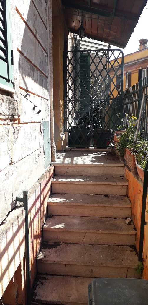 VILLINO CON ACCESSO INDIPENDENTE DI 9,5 VANI + pertinenziale GIARDINO/ SOLARIUM . Mq. 167. Identificativi catastali categoria categoria A7- foglio 519 part. 233