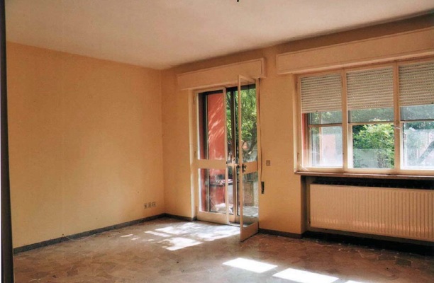 Immobile composto da ingresso, soggiorno, cucina, disimpegno, 3 camere, bagno, w.c., ripostiglio e poggiolo e cortile esclusivo. Identificativi Catastali [N.C.E.U.] cat. A7 foglio 36 part. 514 sub.3 (incluso cortile esclusivo)