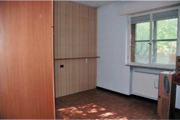 Immobile composto da ingresso, soggiorno, cucina, disimpegno, 3 camere, bagno, w.c., ripostiglio e poggiolo e cortile esclusivo. Identificativi Catastali [N.C.E.U.] cat. A7 foglio 36 part. 514 sub.3 (incluso cortile esclusivo)