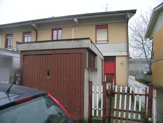 Immobile composto da: piano terra - corridoio, camera, cucina, wc, ripostiglio e portico;  primo piano - disimpegno, 2 camere, bagno e loggia; secondo piano - soffitta a spiovente (accesso con scala retrattile); box auto, soffitta, 2 aree scoperte. Identificativi Catastali [N.C.E.U.] cat. A2 foglio NCT/237 part. 799 sub. 2 (incluso soffitta e 2 aree scoperte al foglio NCT/237 part. 817 sub. 1 e foglio NCT/237 part. 804), con box auto ad uso esclusivo al foglio NCT/237 part. 817 sub. 2