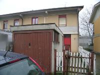 Immobile composto da: piano terra - corridoio, camera, cucina, wc, ripostiglio e portico;  primo piano - disimpegno, 2 camere, bagno e loggia; secondo piano - soffitta a spiovente (accesso con scala retrattile); box auto, soffitta, 2 aree scoperte. Identificativi Catastali [N.C.E.U.] cat. A2 foglio NCT/237 part. 799 sub. 2 (incluso soffitta e 2 aree scoperte al foglio NCT/237 part. 817 sub. 1 e foglio NCT/237 part. 804), con box auto ad uso esclusivo al foglio NCT/237 part. 817 sub. 2