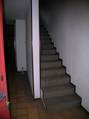 Immobile composto da: piano terra - corridoio, camera, cucina, wc, ripostiglio e portico;  primo piano - disimpegno, 2 camere, bagno e loggia; secondo piano - soffitta a spiovente (accesso con scala retrattile); box auto, soffitta, 2 aree scoperte. Identificativi Catastali [N.C.E.U.] cat. A2 foglio NCT/237 part. 799 sub. 2 (incluso soffitta e 2 aree scoperte al foglio NCT/237 part. 817 sub. 1 e foglio NCT/237 part. 804), con box auto ad uso esclusivo al foglio NCT/237 part. 817 sub. 2