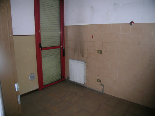 Immobile composto da: piano terra - corridoio, camera, cucina, wc, ripostiglio e portico;  primo piano - disimpegno, 2 camere, bagno e loggia; secondo piano - soffitta a spiovente (accesso con scala retrattile); box auto, soffitta, 2 aree scoperte. Identificativi Catastali [N.C.E.U.] cat. A2 foglio NCT/237 part. 799 sub. 2 (incluso soffitta e 2 aree scoperte al foglio NCT/237 part. 817 sub. 1 e foglio NCT/237 part. 804), con box auto ad uso esclusivo al foglio NCT/237 part. 817 sub. 2
