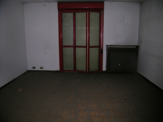Immobile composto da: piano terra - corridoio, camera, cucina, wc, ripostiglio e portico;  primo piano - disimpegno, 2 camere, bagno e loggia; secondo piano - soffitta a spiovente (accesso con scala retrattile); box auto, soffitta, 2 aree scoperte. Identificativi Catastali [N.C.E.U.] cat. A2 foglio NCT/237 part. 799 sub. 2 (incluso soffitta e 2 aree scoperte al foglio NCT/237 part. 817 sub. 1 e foglio NCT/237 part. 804), con box auto ad uso esclusivo al foglio NCT/237 part. 817 sub. 2
