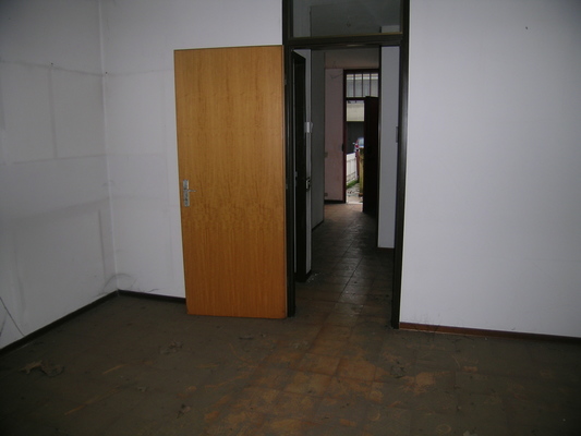 Immobile composto da: piano terra - corridoio, camera, cucina, wc, ripostiglio e portico;  primo piano - disimpegno, 2 camere, bagno e loggia; secondo piano - soffitta a spiovente (accesso con scala retrattile); box auto, soffitta, 2 aree scoperte. Identificativi Catastali [N.C.E.U.] cat. A2 foglio NCT/237 part. 799 sub. 2 (incluso soffitta e 2 aree scoperte al foglio NCT/237 part. 817 sub. 1 e foglio NCT/237 part. 804), con box auto ad uso esclusivo al foglio NCT/237 part. 817 sub. 2