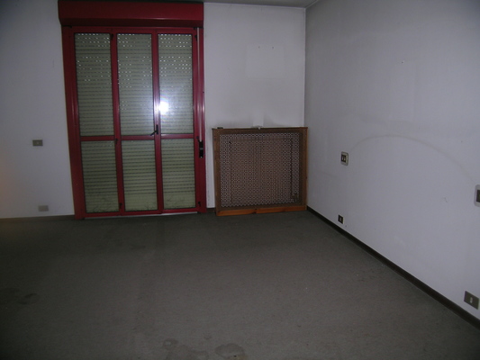 Immobile composto da: piano terra - corridoio, camera, cucina, wc, ripostiglio e portico;  primo piano - disimpegno, 2 camere, bagno e loggia; secondo piano - soffitta a spiovente (accesso con scala retrattile); box auto, soffitta, 2 aree scoperte. Identificativi Catastali [N.C.E.U.] cat. A2 foglio NCT/237 part. 799 sub. 2 (incluso soffitta e 2 aree scoperte al foglio NCT/237 part. 817 sub. 1 e foglio NCT/237 part. 804), con box auto ad uso esclusivo al foglio NCT/237 part. 817 sub. 2