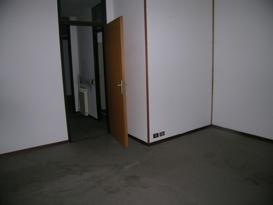 Immobile composto da: piano terra - corridoio, camera, cucina, wc, ripostiglio e portico;  primo piano - disimpegno, 2 camere, bagno e loggia; secondo piano - soffitta a spiovente (accesso con scala retrattile); box auto, soffitta, 2 aree scoperte. Identificativi Catastali [N.C.E.U.] cat. A2 foglio NCT/237 part. 799 sub. 2 (incluso soffitta e 2 aree scoperte al foglio NCT/237 part. 817 sub. 1 e foglio NCT/237 part. 804), con box auto ad uso esclusivo al foglio NCT/237 part. 817 sub. 2