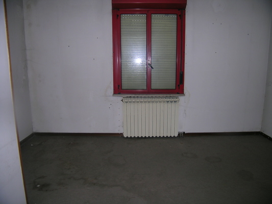 Immobile composto da: piano terra - corridoio, camera, cucina, wc, ripostiglio e portico;  primo piano - disimpegno, 2 camere, bagno e loggia; secondo piano - soffitta a spiovente (accesso con scala retrattile); box auto, soffitta, 2 aree scoperte. Identificativi Catastali [N.C.E.U.] cat. A2 foglio NCT/237 part. 799 sub. 2 (incluso soffitta e 2 aree scoperte al foglio NCT/237 part. 817 sub. 1 e foglio NCT/237 part. 804), con box auto ad uso esclusivo al foglio NCT/237 part. 817 sub. 2