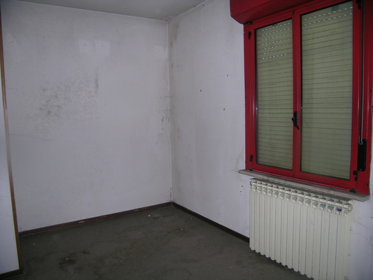 Immobile composto da: piano terra - corridoio, camera, cucina, wc, ripostiglio e portico;  primo piano - disimpegno, 2 camere, bagno e loggia; secondo piano - soffitta a spiovente (accesso con scala retrattile); box auto, soffitta, 2 aree scoperte. Identificativi Catastali [N.C.E.U.] cat. A2 foglio NCT/237 part. 799 sub. 2 (incluso soffitta e 2 aree scoperte al foglio NCT/237 part. 817 sub. 1 e foglio NCT/237 part. 804), con box auto ad uso esclusivo al foglio NCT/237 part. 817 sub. 2