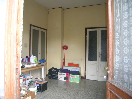 Immobile composto da 4 camere, cucina e bagno e corte esclusiva, ripostiglio. Identificativi Catastali [N.C.E.U.] cat. A3 foglio NCT/40 part. 16 sub. 4 (incluso corte esclusiva e ripostiglio)