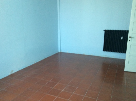 Immobile composto da ingresso, 5 camere, disimpegno, cucina, bagno e ripostiglio e 2 box auto. Identificativi Catastali [N.C.E.U.] cat. A3 foglio B/11 part. 1491 sub. 4, con box auto ad uso esclusivo al foglio B/11 part. 1490 sub. 10 e box auto ad uso esclusivo al foglio B/11 part. 1490 sub. 11