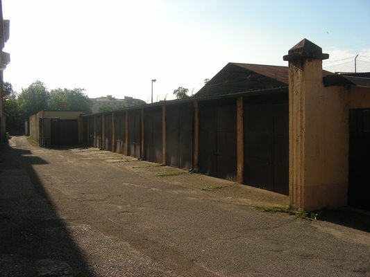 Immobile composto da ingresso, soggiorno-cucina, 2 camere e bagno e 2 box auto. Identificativi Catastali [N.C.E.U.] cat. A3 foglio B/11 part. 1491 sub. 8, con box auto ad uso esclusivo al foglio B/11 part. 1490 sub. 12 e box auto ad uso esclusivo al foglio B/11 part. 1490 sub. 13