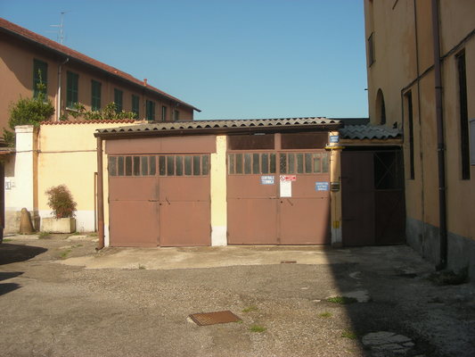 Immobile composto da ingresso, soggiorno-cucina, 2 camere e bagno e 2 box auto. Identificativi Catastali [N.C.E.U.] cat. A3 foglio B/11 part. 1491 sub. 8, con box auto ad uso esclusivo al foglio B/11 part. 1490 sub. 12 e box auto ad uso esclusivo al foglio B/11 part. 1490 sub. 13