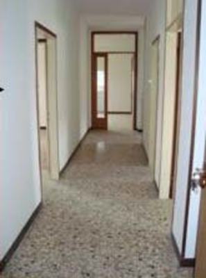 Immobile composto da cucina, bagno, soggiorno, 3 camere, ripostiglio, 2 corridoi e 2 terrazze. Identificativi Catastali [N.C.E.U.] cat. A2 Sez. D foglio 11 part. 251 sub. 25
