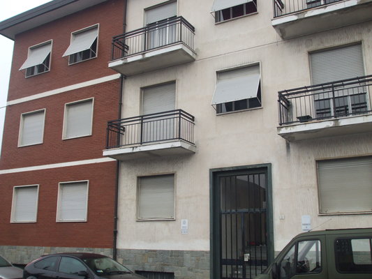Immobile composto da ingresso, soggiorno, corridoio, 2 bagni, cucina, ripostiglio, 2 camere, balcone e box auto, cantina, n.2 depositi ad uso comune (mill.157,45). Identificativi Catastali [N.C.E.U.] cat. A3 foglio 42 part. 422 sub. 1 (incluso cantina), con box auto ad uso esclusivo al foglio 42 part. 422 sub. 12, deposito ad uso comune (millesimi di proprietà 157,45) al foglio 42 part. 422 sub. 30 e deposito ad uso comune (millesimi di proprietà 157,45) al foglio 42 part. 422 sub. 31