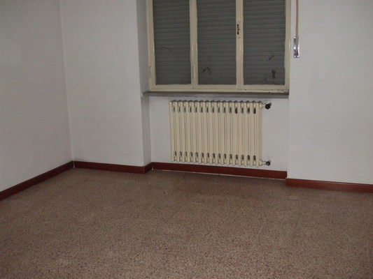 Immobile composto da ingresso, soggiorno, corridoio, 2 bagni, cucina, ripostiglio, 2 camere, balcone e box auto, cantina, n.2 depositi ad uso comune (mill.157,45). Identificativi Catastali [N.C.E.U.] cat. A3 foglio 42 part. 422 sub. 1 (incluso cantina), con box auto ad uso esclusivo al foglio 42 part. 422 sub. 12, deposito ad uso comune (millesimi di proprietà 157,45) al foglio 42 part. 422 sub. 30 e deposito ad uso comune (millesimi di proprietà 157,45) al foglio 42 part. 422 sub. 31