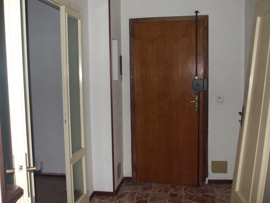 Immobile composto da ingresso, soggiorno, corridoio, 2 bagni, cucina, ripostiglio, 2 camere, balcone e box auto, cantina, n.2 depositi ad uso comune (mill.157,45). Identificativi Catastali [N.C.E.U.] cat. A3 foglio 42 part. 422 sub. 1 (incluso cantina), con box auto ad uso esclusivo al foglio 42 part. 422 sub. 12, deposito ad uso comune (millesimi di proprietà 157,45) al foglio 42 part. 422 sub. 30 e deposito ad uso comune (millesimi di proprietà 157,45) al foglio 42 part. 422 sub. 31