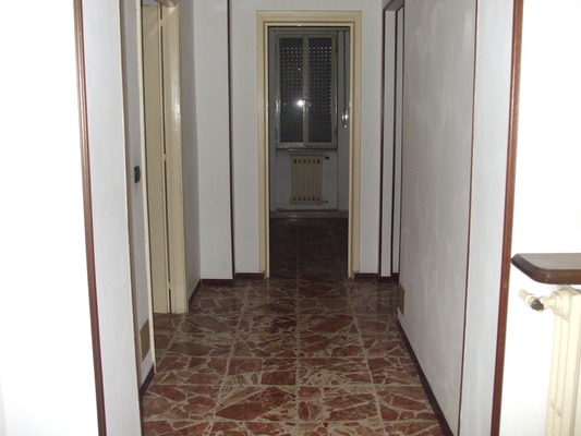 Immobile composto da ingresso, soggiorno, corridoio, 2 bagni, cucina, ripostiglio, 2 camere, balcone e box auto, cantina, n.2 depositi ad uso comune (mill.157,45). Identificativi Catastali [N.C.E.U.] cat. A3 foglio 42 part. 422 sub. 1 (incluso cantina), con box auto ad uso esclusivo al foglio 42 part. 422 sub. 12, deposito ad uso comune (millesimi di proprietà 157,45) al foglio 42 part. 422 sub. 30 e deposito ad uso comune (millesimi di proprietà 157,45) al foglio 42 part. 422 sub. 31