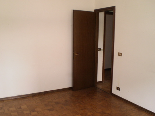 Immobile composto da Soggiorno, cucina, bagno, 2 camere, poggiolo e Box auto e cantina. Identificativi Catastali [N.C.E.U.] cat. A3 foglio 31 part. 696 sub. 57, con box auto ad uso esclusivo al foglio 31 part. 696 sub. 69 e cantina ad uso esclusivo al foglio 31 part. 696 sub. 88