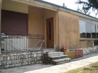 Immobile composto da ingresso, cucina/soggiorno, 3 camere, bagno, disimpegno e 2 logge e box, corte esclusiva, locale deposito comune. Identificativi Catastali [N.C.E.U.] cat. A3 foglio 7 part. 360 sub. 3, con box auto ad uso esclusivo al foglio 7 part. 360 sub. 6 e deposito ad uso comune (millesimi di proprietà 333,333) al foglio 7 part. 360 sub. 9