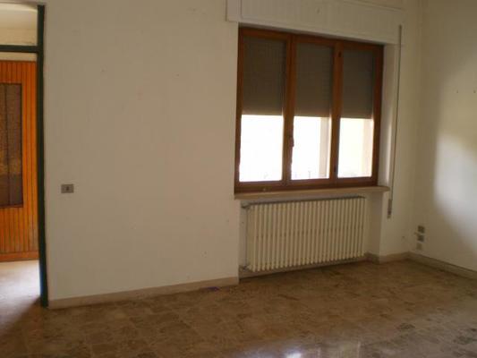 Immobile composto da ingresso, cucina/soggiorno, 3 camere, bagno, disimpegno e 2 logge e box, corte esclusiva, locale deposito comune. Identificativi Catastali [N.C.E.U.] cat. A3 foglio 7 part. 360 sub. 3, con box auto ad uso esclusivo al foglio 7 part. 360 sub. 6 e deposito ad uso comune (millesimi di proprietà 333,333) al foglio 7 part. 360 sub. 9