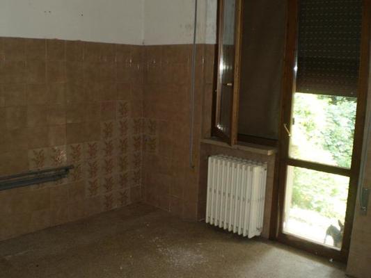 Immobile composto da ingresso, cucina/soggiorno, 3 camere, bagno, disimpegno e 2 logge e box, corte esclusiva, locale deposito comune. Identificativi Catastali [N.C.E.U.] cat. A3 foglio 7 part. 360 sub. 3, con box auto ad uso esclusivo al foglio 7 part. 360 sub. 6 e deposito ad uso comune (millesimi di proprietà 333,333) al foglio 7 part. 360 sub. 9