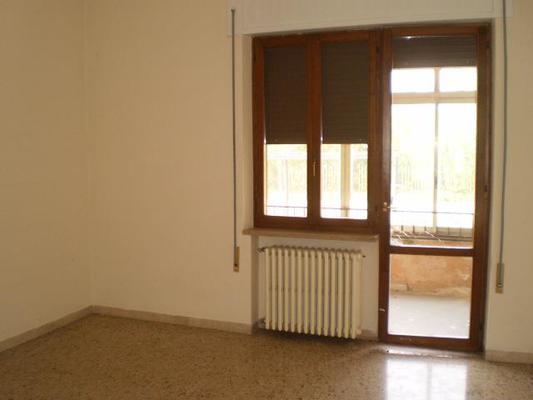 Immobile composto da ingresso, cucina/soggiorno, 3 camere, bagno, disimpegno e 2 logge e box, corte esclusiva, locale deposito comune. Identificativi Catastali [N.C.E.U.] cat. A3 foglio 7 part. 360 sub. 3, con box auto ad uso esclusivo al foglio 7 part. 360 sub. 6 e deposito ad uso comune (millesimi di proprietà 333,333) al foglio 7 part. 360 sub. 9