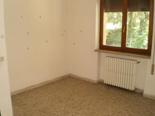 Immobile composto da ingresso, cucina/soggiorno, 3 camere, bagno, disimpegno e 2 logge e box, corte esclusiva, locale deposito comune. Identificativi Catastali [N.C.E.U.] cat. A3 foglio 7 part. 360 sub. 3, con box auto ad uso esclusivo al foglio 7 part. 360 sub. 6 e deposito ad uso comune (millesimi di proprietà 333,333) al foglio 7 part. 360 sub. 9
