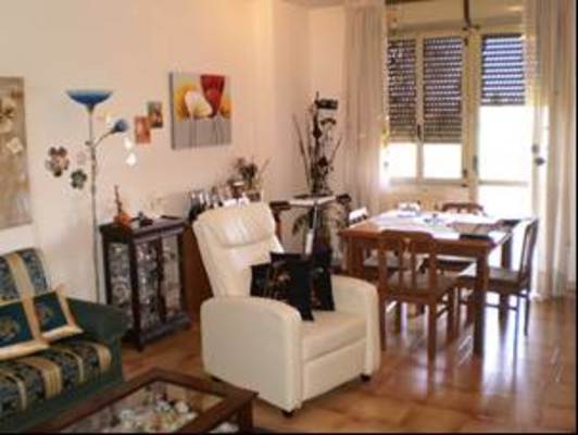 Immobile composto da ingresso, disimpegno, cucina, soggiorno, 2 camere, 2 WC, studio e 2 logge e 1 box auto. Identificativi Catastali [N.C.E.U.] cat. A2 foglio 7 part. 2650 sub. 7, con box auto ad uso esclusivo al foglio 7 part. 2650 sub. 5