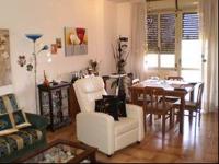 Immobile composto da ingresso, disimpegno, cucina, soggiorno, 2 camere, 2 WC, studio e 2 logge e 1 box auto. Identificativi Catastali [N.C.E.U.] cat. A2 foglio 7 part. 2650 sub. 7, con box auto ad uso esclusivo al foglio 7 part. 2650 sub. 5