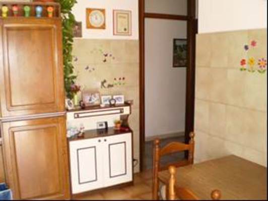 Immobile composto da ingresso, disimpegno, cucina, soggiorno, 2 camere, 2 WC, studio e 2 logge e 1 box auto. Identificativi Catastali [N.C.E.U.] cat. A2 foglio 7 part. 2650 sub. 7, con box auto ad uso esclusivo al foglio 7 part. 2650 sub. 5