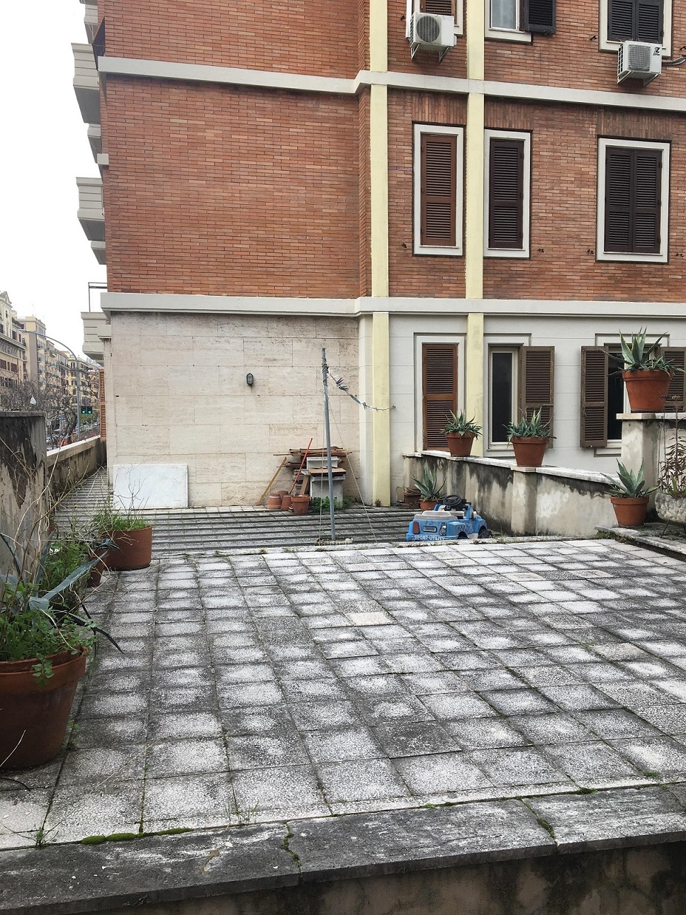 APPARTAMENTO INT.2 DI 4 VANI CON ASCENSORE e TERRAZZO. DATI CATASTALI  [N.C.E.U.] cat. A/3, fg. 926, part. 50, sub. 12