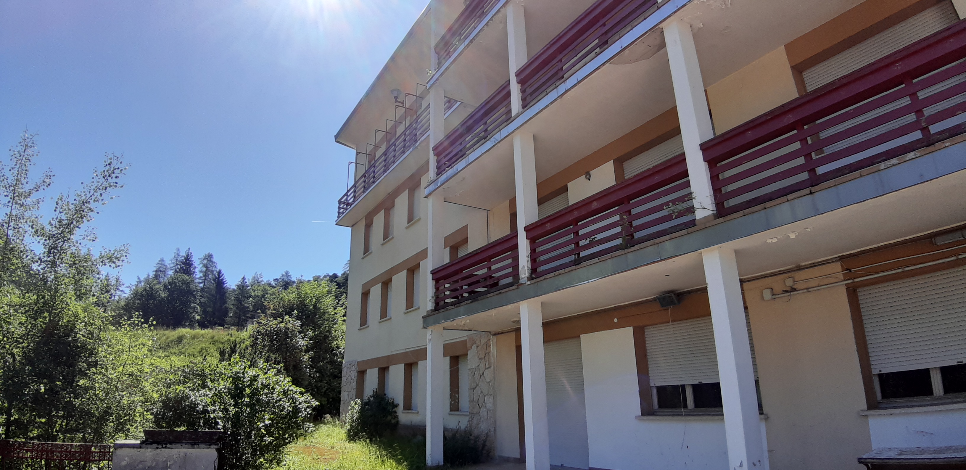 Attrezzatura extra alberghiera di interesse collettivo (colonia); Area a Bosco e Agricola. Mq. Consistenza fabbricati complessivi 14.043,40 mq (mc 27.141). Libero. Piena Proprietà con i diritti di servitù descritti nella scheda. Identificativi catastali: CATASTO TAVOLARE PARTICELLE EDIFICIALI: F. 8 P. 311 sub 1; F.8 P. 311 sub 2; F.8 P. 311 sub 3; F 8 P. 311 sub 4 e PARTICELLE FONDIARIE Foglio Tavolare B, 2167/2, 2363/1, 2366, 2367, 2368/1, 2368/2, 2372/1, 2372/2, 2379, 2380/1, 2380/2, 2392/2, 2392/5 e 2592/3 in Comune Catastale Fai.