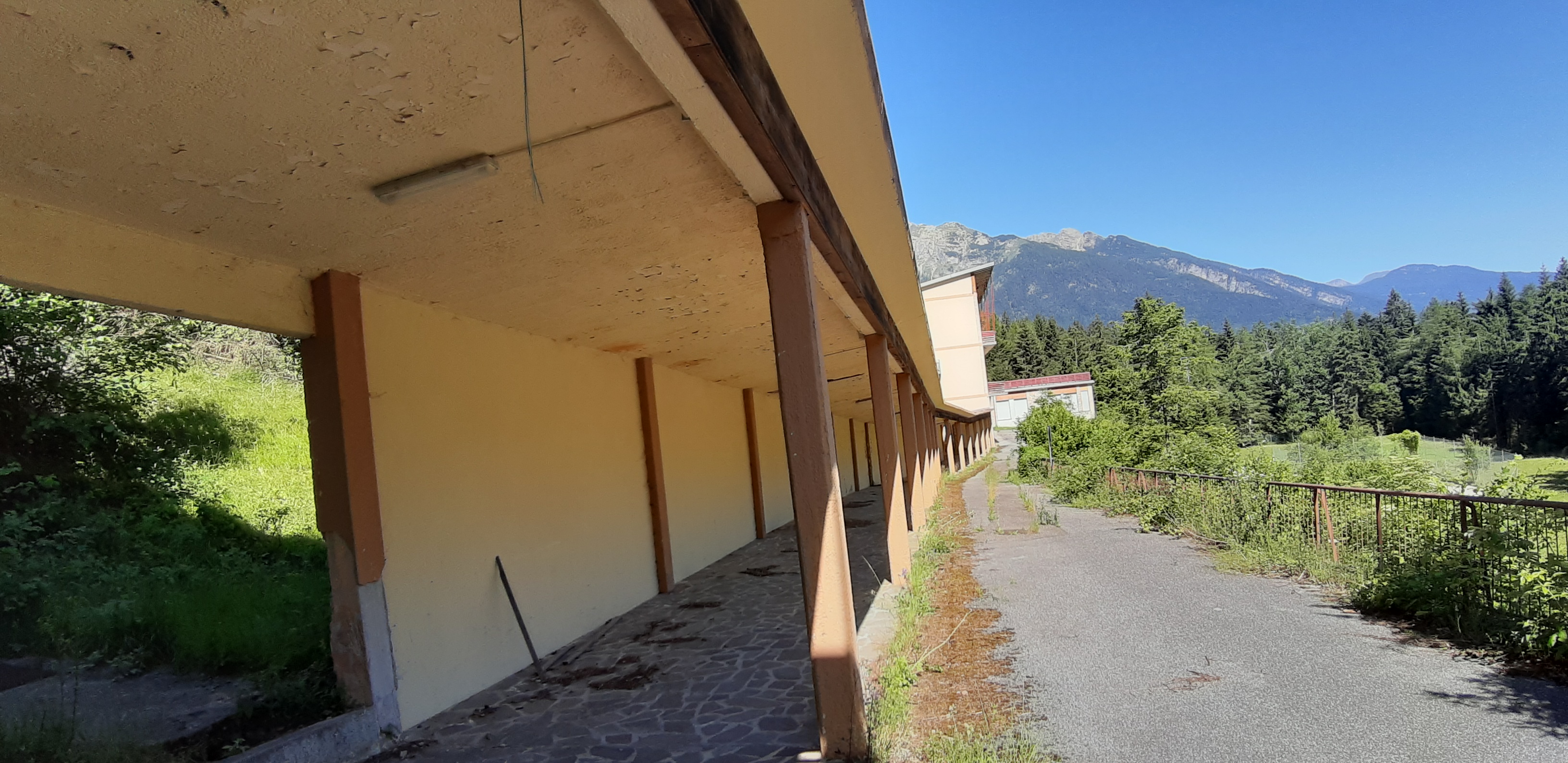 Attrezzatura extra alberghiera di interesse collettivo (colonia); Area a Bosco e Agricola. Mq. Consistenza fabbricati complessivi 14.043,40 mq (mc 27.141). Libero. Piena Proprietà con i diritti di servitù descritti nella scheda. Identificativi catastali: CATASTO TAVOLARE PARTICELLE EDIFICIALI: F. 8 P. 311 sub 1; F.8 P. 311 sub 2; F.8 P. 311 sub 3; F 8 P. 311 sub 4 e PARTICELLE FONDIARIE Foglio Tavolare B, 2167/2, 2363/1, 2366, 2367, 2368/1, 2368/2, 2372/1, 2372/2, 2379, 2380/1, 2380/2, 2392/2, 2392/5 e 2592/3 in Comune Catastale Fai.