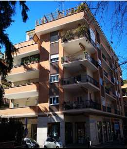 Immobile sito in Roma (RM), Via Renato Fucini 112 (sc.B, piano 2, int. 5). Appartamento posto al piano secondo composto da ingresso, soggiorno, disimpegno, ripostiglio, cucina, locale servizi con WC, n. 4 camere di cui 1 con terrazzo e 2 con balcone. Identificativi Catastali [N.C.E.U.] Unità Residenziale cat. A/2 foglio 273 part. 1194 sub 25