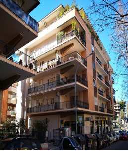 Immobile sito in Roma (RM), Via Renato Fucini 112 (sc.B, piano 2, int. 5). Appartamento posto al piano secondo composto da ingresso, soggiorno, disimpegno, ripostiglio, cucina, locale servizi con WC, n. 4 camere di cui 1 con terrazzo e 2 con balcone. Identificativi Catastali [N.C.E.U.] Unità Residenziale cat. A/2 foglio 273 part. 1194 sub 25