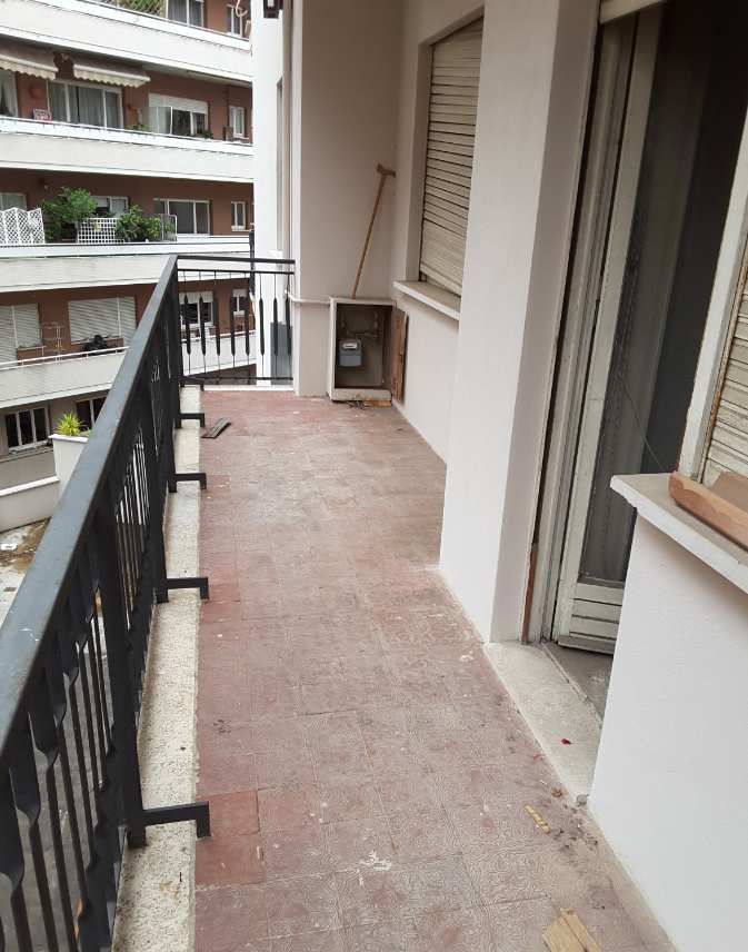 Immobile sito in Roma (RM), Via Renato Fucini 112 (sc.B, piano 2, int. 5). Appartamento posto al piano secondo composto da ingresso, soggiorno, disimpegno, ripostiglio, cucina, locale servizi con WC, n. 4 camere di cui 1 con terrazzo e 2 con balcone. Identificativi Catastali [N.C.E.U.] Unità Residenziale cat. A/2 foglio 273 part. 1194 sub 25