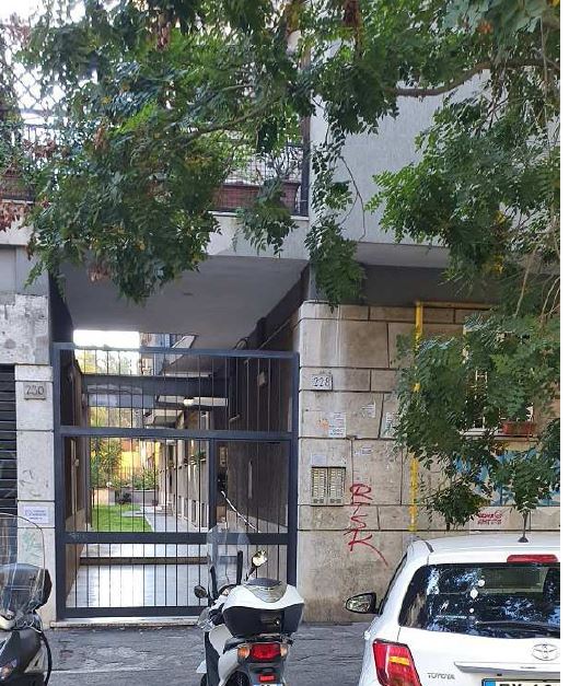Unità immobiliare composta da doppio ingresso, disimpegno, cucina abitabile, due bagni, quattro vani e due balconi. + Locale cantina composta da un unico ambiente ubicata al piano seminterrato int. 5 sito in Roma, Circonvallazione Ostiense 228. Unità Residenziale cat. A/3 Foglio 825; Part. 294; Sub 37; Unità Secondaria cat. C/2 Foglio 825; Part. 294; Sub 590.