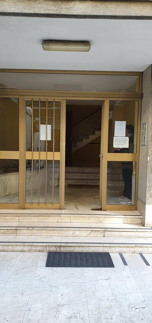 Unità immobiliare composta da doppio ingresso, disimpegno, cucina abitabile, due bagni, quattro vani e due balconi. + Locale cantina composta da un unico ambiente ubicata al piano seminterrato int. 5 sito in Roma, Circonvallazione Ostiense 228. Unità Residenziale cat. A/3 Foglio 825; Part. 294; Sub 37; Unità Secondaria cat. C/2 Foglio 825; Part. 294; Sub 590.