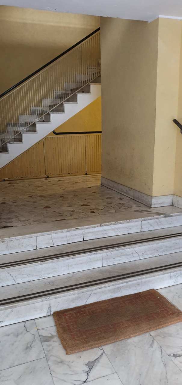 Unità immobiliare composta da doppio ingresso, disimpegno, cucina abitabile, due bagni, quattro vani e due balconi. + Locale cantina composta da un unico ambiente ubicata al piano seminterrato int. 5 sito in Roma, Circonvallazione Ostiense 228. Unità Residenziale cat. A/3 Foglio 825; Part. 294; Sub 37; Unità Secondaria cat. C/2 Foglio 825; Part. 294; Sub 590.