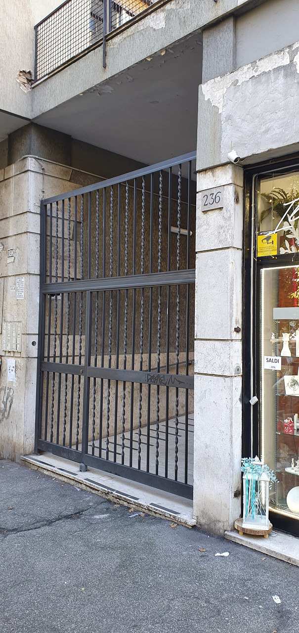 Unità immobiliare composta da doppio ingresso, disimpegno, cucina abitabile, due bagni, quattro vani e due balconi sito in Roma, Circonvallazione Ostiense 236. Unità Residenziale cat A/3 Foglio 825; Part. 294; Sub 546.