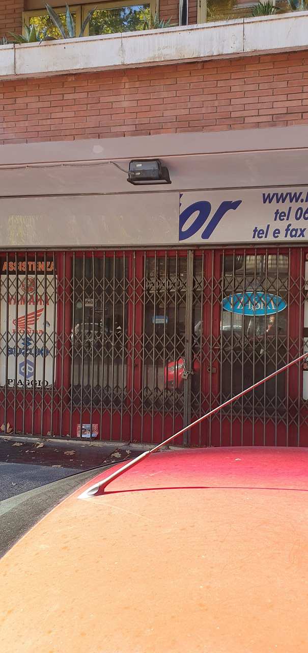 Negozio costituito da locale principale al Piano Terra con vetrina su strada, con locali accessori, bagno e ripostiglio sito in Roma, Via Anastasio II 323. Unità Commerciale cat. C/1Foglio 374; Part. 15; Sub 5.