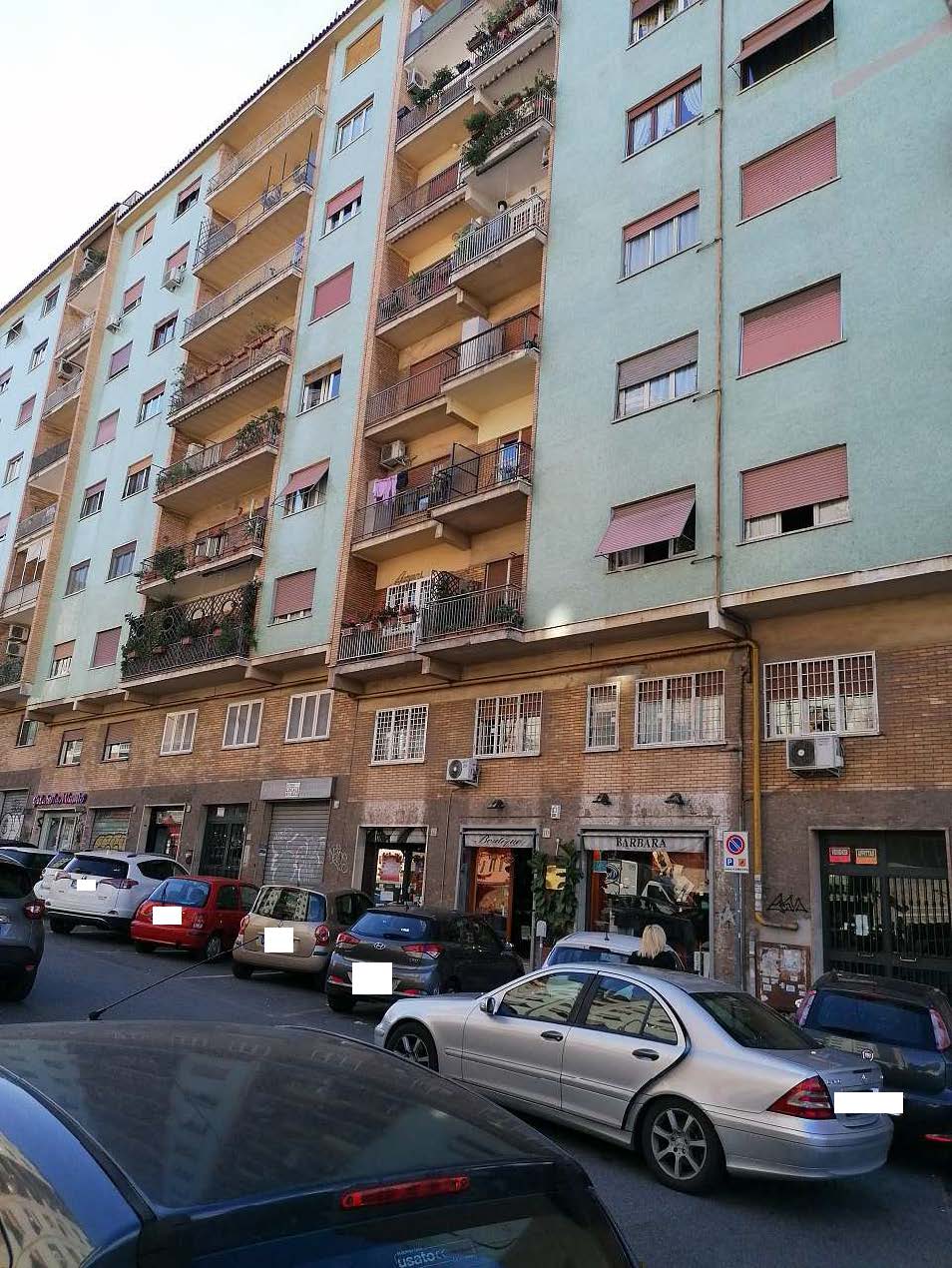 Negozio al Piano Terra con bagno, antibagno e due vetrine su strada sito in Roma, Via Silvio D'Amico 24/26. Unità Commerciale cat. C/1 Foglio 840; Part. 156; Sub 3.