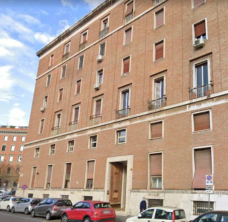 Locale cantina composta da un unico ambiente ubicato al piano seminterrato sito in Roma, Piazza Adriana 10. Unità Commerciale cat. C/2 Foglio 406; Part. 146; Sub 577.