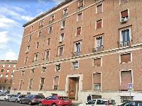 Locale cantina composta da un unico ambiente ubicato al piano seminterrato sito in Roma, Piazza Adriana 10. Unità Commerciale cat. C/2 Foglio 406; Part. 146; Sub 577.