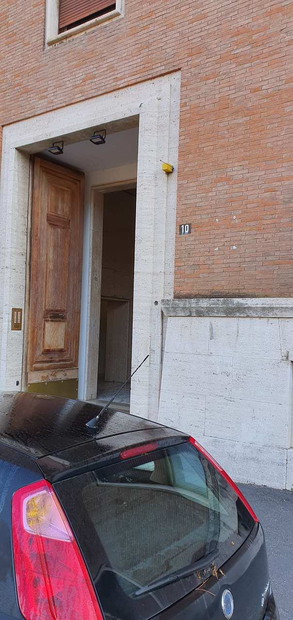 Locale cantina composta da un unico ambiente ubicato al piano seminterrato sito in Roma, Piazza Adriana 10. Unità Commerciale cat. C/2 Foglio 406; Part. 146; Sub 577.