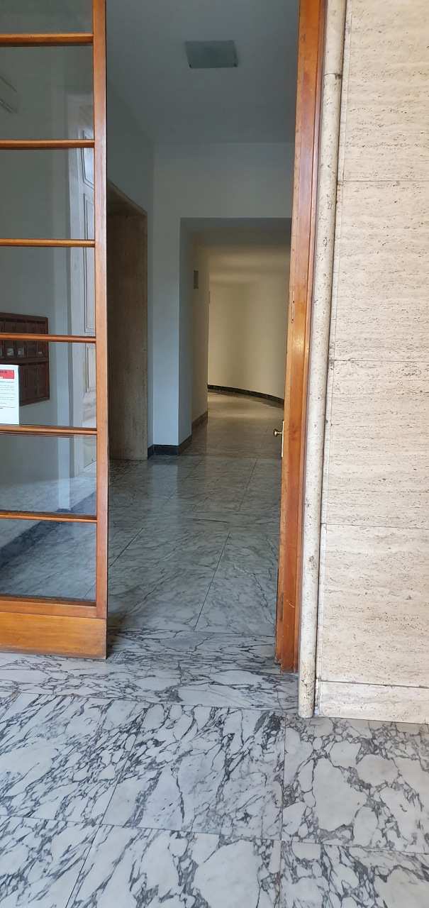 Locale cantina composta da un unico ambiente ubicato al piano seminterrato sito in Roma, Piazza Adriana 10. Unità Commerciale cat. C/2 Foglio 406; Part. 146; Sub 577.